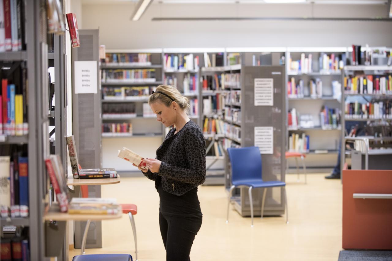 Frau in Bibliothek