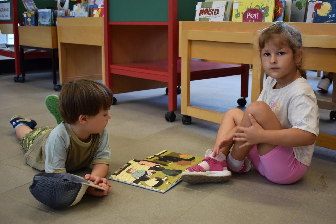 Kindergartenkinder in der Bibliothek