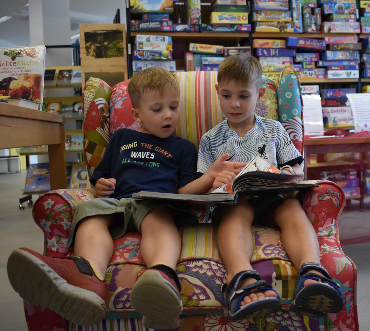 Kindergartenkinder in der Bibliothek