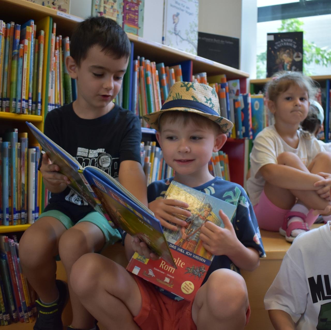 Kindergartenkinder in der Bibliothek