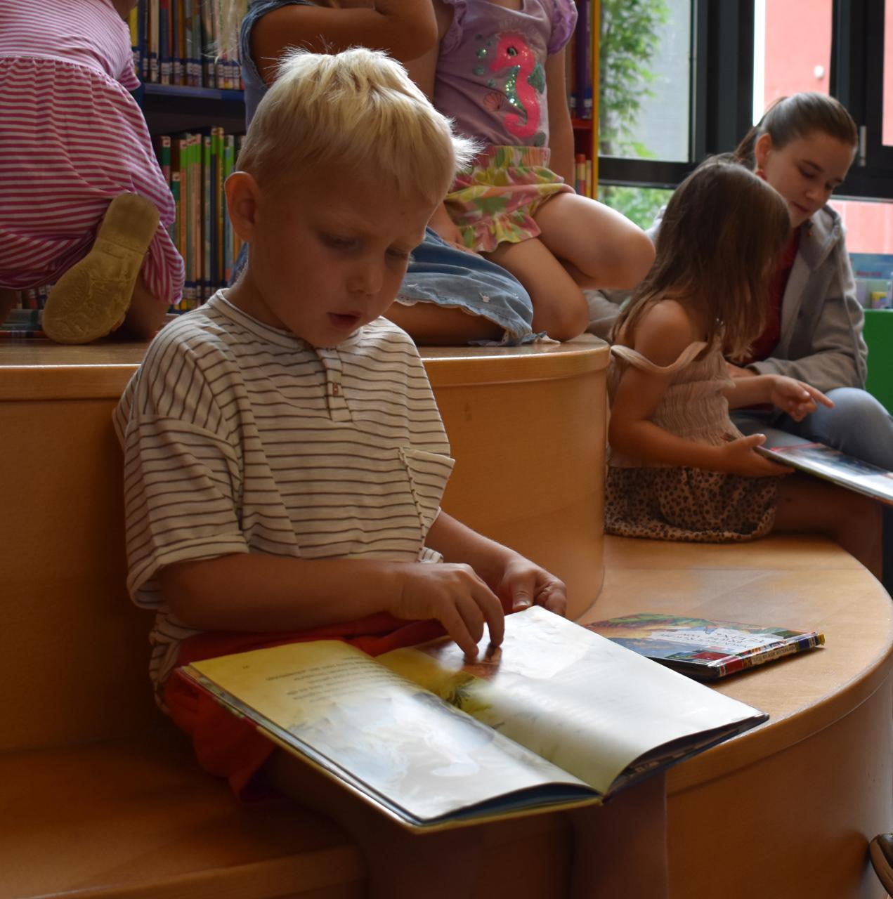 Kindergartenkinder in der Bibliothek