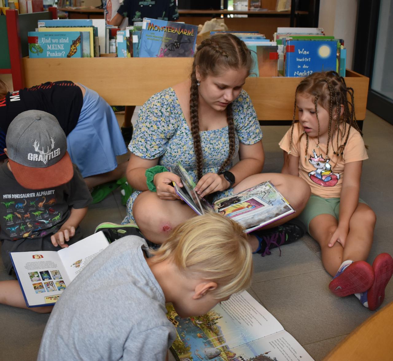 Kindergartenkinder in der Bibliothek