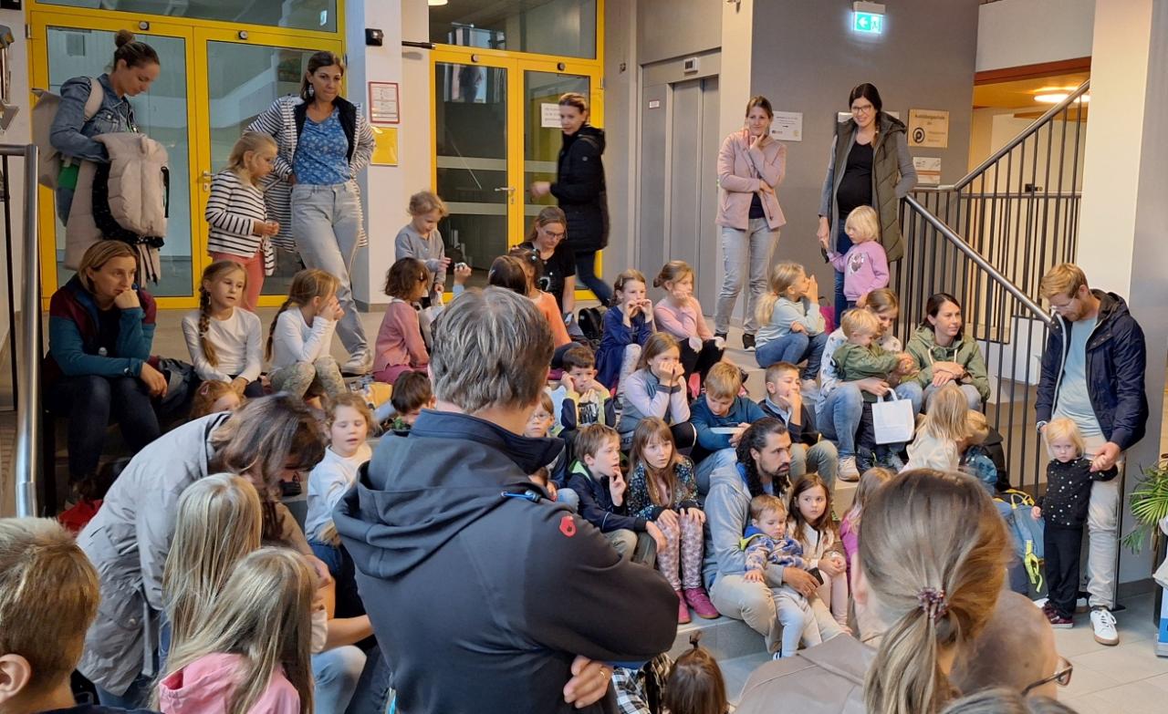 Eltern und Kinder bei der Preisverlosung Ferien(s)pass