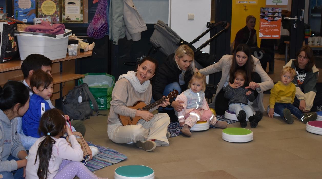Laternenfest mit dem Zwergerltreffen der Pfarre in der Bibliothek