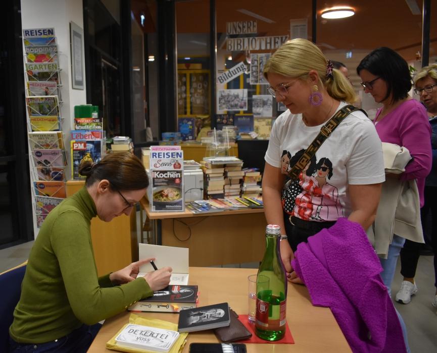 Alex beim Signieren in der Bibliothek Premstätten
