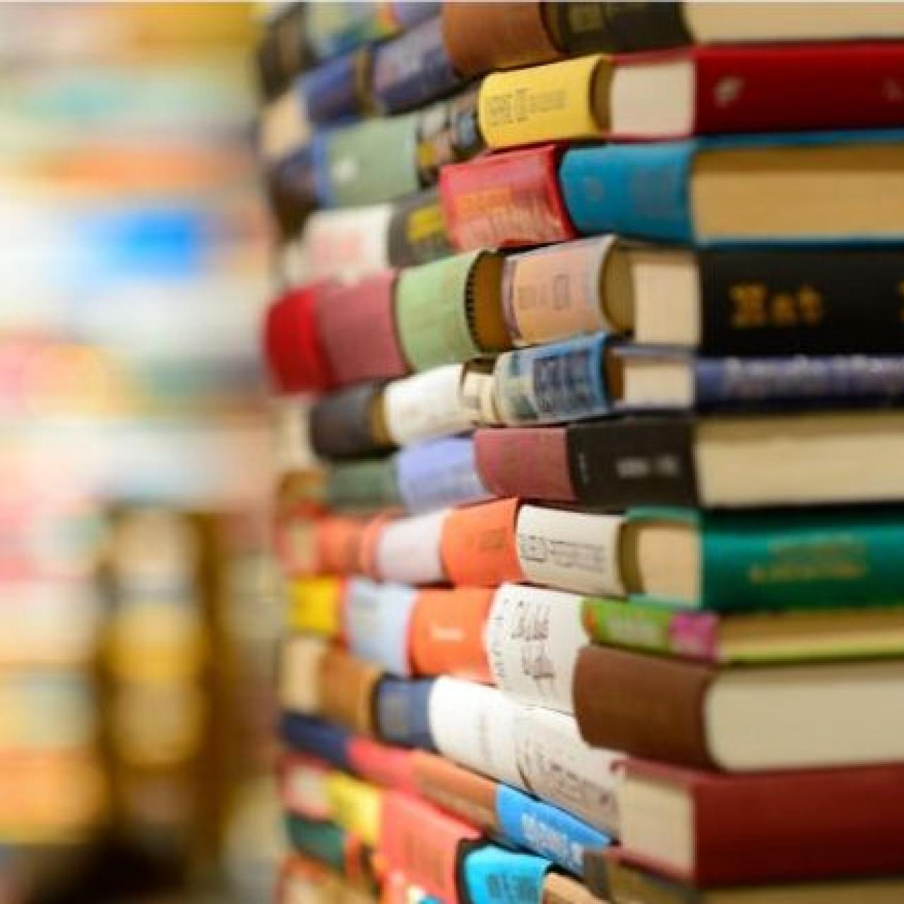 Symbolbild Bücherstapel